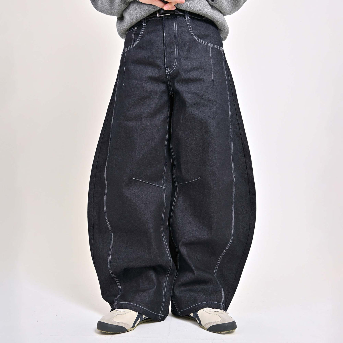 バルーンデニムパンツ　ブラック　Sサイズ 身長170から175の人におすすめ！ IMG_7508_1_f0fd47ff-eed3-4200-
